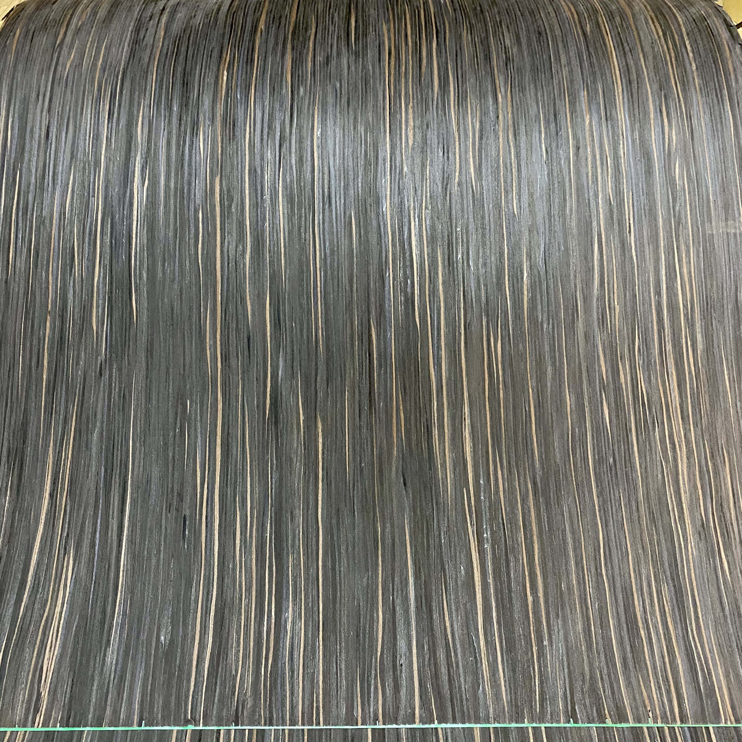Veneer tự nhiên gỗ Macassar Ebony vân Đen Vàng  kt: 1250*2500 mm- VN 06